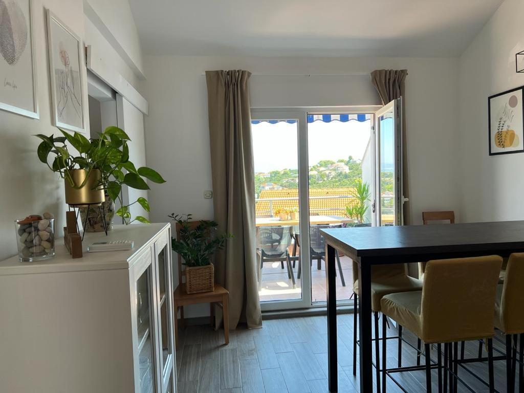 Apartment I & R *