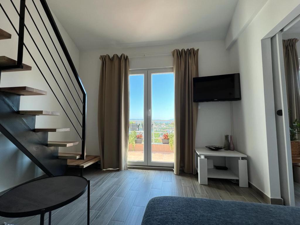 Apartment I & R